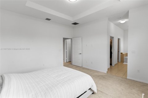 House in Miami, Florida 3 bedrooms, 197.32 sq.m. № 1923544 - photo 22