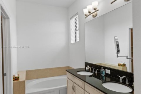 House in Miami, Florida 3 bedrooms, 197.32 sq.m. № 1923544 - photo 13