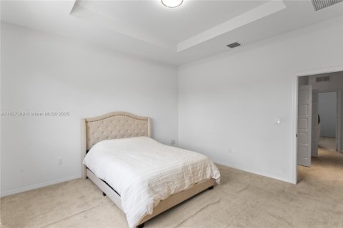 House in Miami, Florida 3 bedrooms, 197.32 sq.m. № 1923544 - photo 14