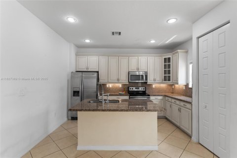 House in Miami, Florida 3 bedrooms, 197.32 sq.m. № 1923544 - photo 30