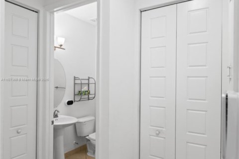 House in Miami, Florida 3 bedrooms, 197.32 sq.m. № 1923544 - photo 28