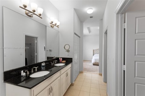 House in Miami, Florida 3 bedrooms, 197.32 sq.m. № 1923544 - photo 25