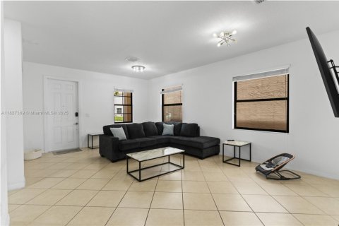 House in Miami, Florida 3 bedrooms, 197.32 sq.m. № 1923544 - photo 27