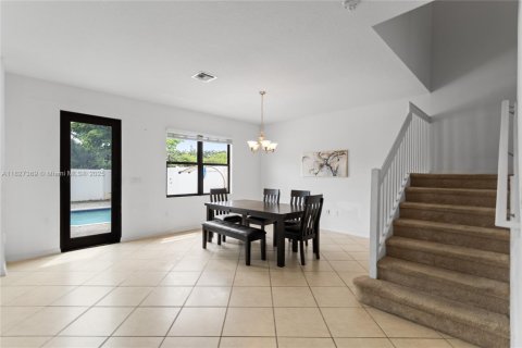 House in Miami, Florida 3 bedrooms, 197.32 sq.m. № 1923544 - photo 4