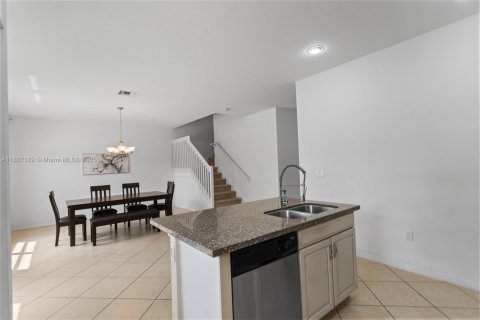 House in Miami, Florida 3 bedrooms, 197.32 sq.m. № 1923544 - photo 5