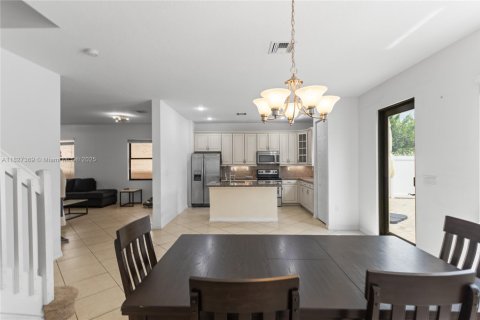 House in Miami, Florida 3 bedrooms, 197.32 sq.m. № 1923544 - photo 3