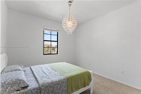 House in Miami, Florida 3 bedrooms, 197.32 sq.m. № 1923544 - photo 11