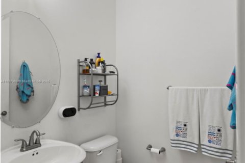 House in Miami, Florida 3 bedrooms, 197.32 sq.m. № 1923544 - photo 23