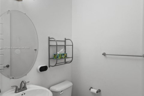 House in Miami, Florida 3 bedrooms, 197.32 sq.m. № 1923544 - photo 15