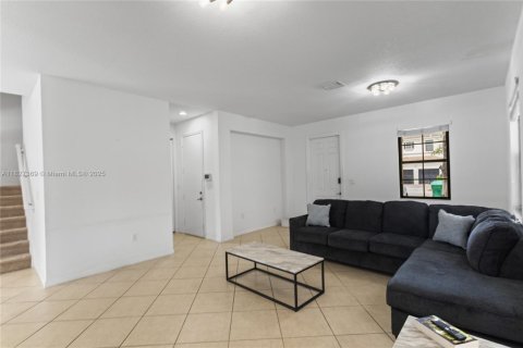 House in Miami, Florida 3 bedrooms, 197.32 sq.m. № 1923544 - photo 7