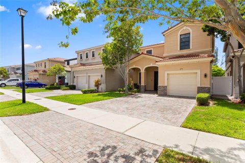 House in Miami, Florida 3 bedrooms, 197.32 sq.m. № 1923544 - photo 1