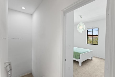 House in Miami, Florida 3 bedrooms, 197.32 sq.m. № 1923544 - photo 9