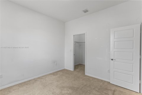 House in Miami, Florida 3 bedrooms, 197.32 sq.m. № 1923544 - photo 17