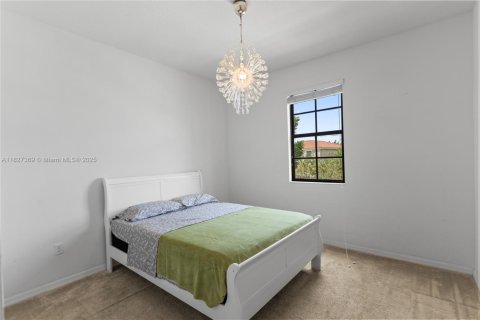 House in Miami, Florida 3 bedrooms, 197.32 sq.m. № 1923544 - photo 12