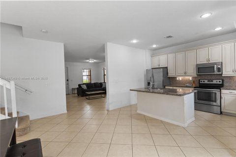 House in Miami, Florida 3 bedrooms, 197.32 sq.m. № 1923544 - photo 2
