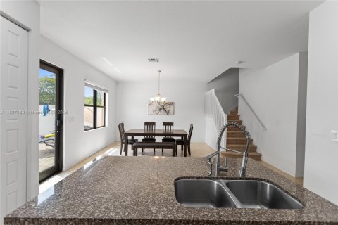 House in Miami, Florida 3 bedrooms, 197.32 sq.m. № 1923544 - photo 6