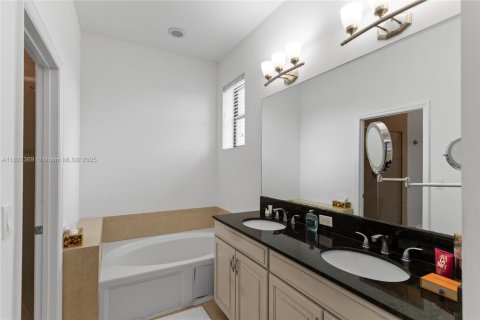 House in Miami, Florida 3 bedrooms, 197.32 sq.m. № 1923544 - photo 26