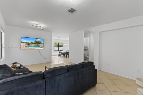 House in Miami, Florida 3 bedrooms, 197.32 sq.m. № 1923544 - photo 8