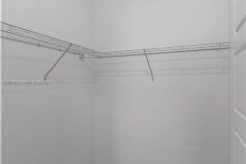 House in Miami, Florida 3 bedrooms, 197.32 sq.m. № 1923544 - photo 20