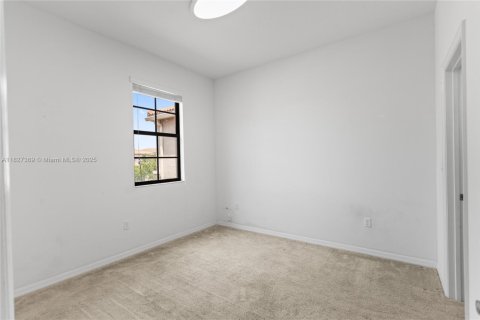 House in Miami, Florida 3 bedrooms, 197.32 sq.m. № 1923544 - photo 18