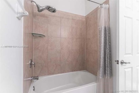 Adosado en venta en Hialeah, Florida, 4 dormitorios, 177.81 m2 № 2011522 - foto 17