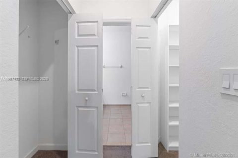 Adosado en venta en Hialeah, Florida, 4 dormitorios, 177.81 m2 № 2011522 - foto 13