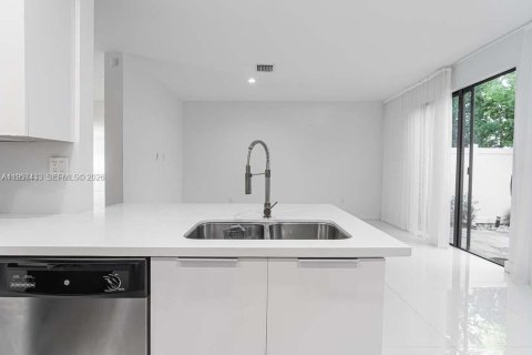 Adosado en venta en Hialeah, Florida, 4 dormitorios, 177.81 m2 № 2011522 - foto 10