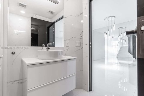 Adosado en venta en Hialeah, Florida, 4 dormitorios, 177.81 m2 № 2011522 - foto 6