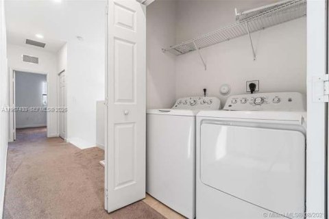 Adosado en venta en Hialeah, Florida, 4 dormitorios, 177.81 m2 № 2011522 - foto 23