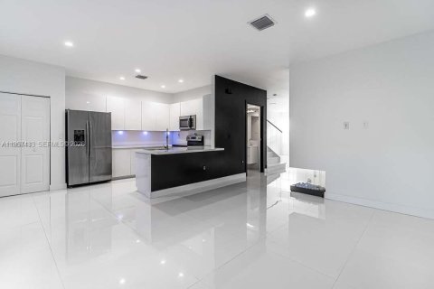 Adosado en venta en Hialeah, Florida, 4 dormitorios, 177.81 m2 № 2011522 - foto 7