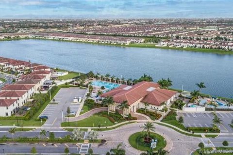 Adosado en venta en Hialeah, Florida, 4 dormitorios, 177.81 m2 № 2011522 - foto 30