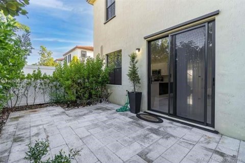 Adosado en venta en Hialeah, Florida, 4 dormitorios, 177.81 m2 № 2011522 - foto 27