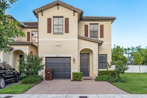 Adosado en venta en Hialeah, Florida, 4 dormitorios, 177.81 m2 № 2011522 - foto 2