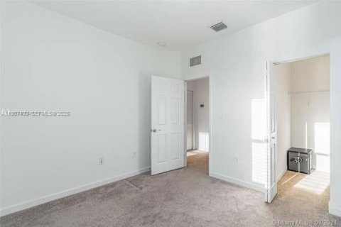 Adosado en venta en Hialeah, Florida, 4 dormitorios, 177.81 m2 № 2011522 - foto 19
