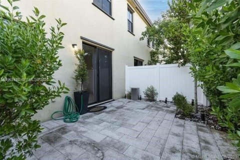 Adosado en venta en Hialeah, Florida, 4 dormitorios, 177.81 m2 № 2011522 - foto 25