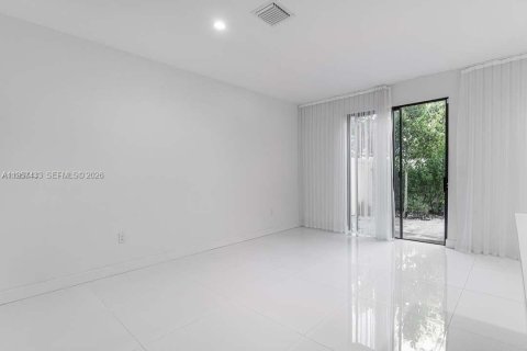 Adosado en venta en Hialeah, Florida, 4 dormitorios, 177.81 m2 № 2011522 - foto 8