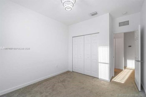 Adosado en venta en Hialeah, Florida, 4 dormitorios, 177.81 m2 № 2011522 - foto 21