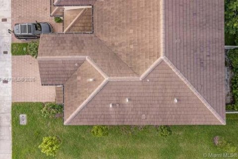 Adosado en venta en Hialeah, Florida, 4 dormitorios, 177.81 m2 № 2011522 - foto 29