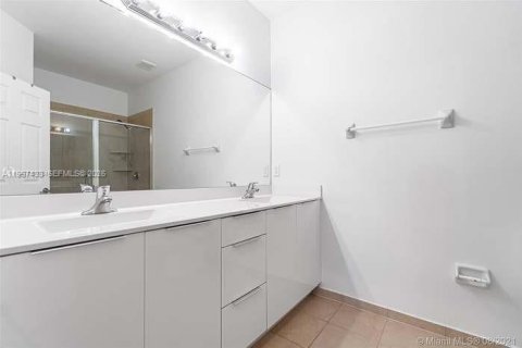 Adosado en venta en Hialeah, Florida, 4 dormitorios, 177.81 m2 № 2011522 - foto 15