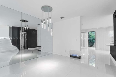 Adosado en venta en Hialeah, Florida, 4 dormitorios, 177.81 m2 № 2011522 - foto 5