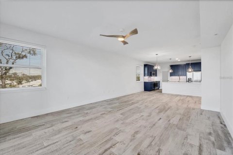 Copropriété à louer à Englewood, Floride: 3 chambres, 188.41 m2 № 2166291 - photo 4