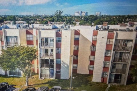 Купить кондоминиум в Майами, Флорида 1 комната, 100.89м2, № 2048859 - фото 2