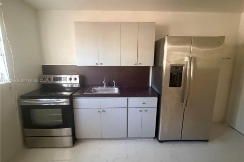 House in North Miami Beach, Florida 1 bedroom, 175.96 sq.m. № 2067853 - photo 2