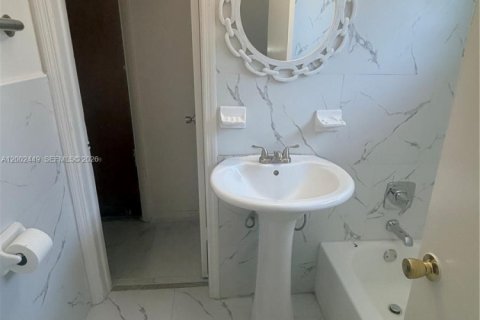 House in North Miami Beach, Florida 1 bedroom, 175.96 sq.m. № 2067853 - photo 4
