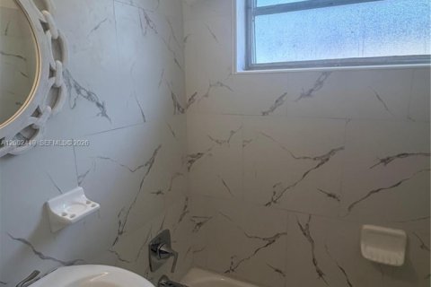 House in North Miami Beach, Florida 1 bedroom, 175.96 sq.m. № 2067853 - photo 5