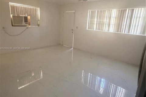 House in North Miami Beach, Florida 1 bedroom, 175.96 sq.m. № 2067853 - photo 3