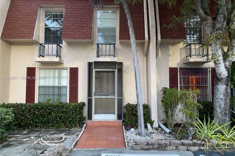 Adosado en Hallandale Beach, Florida 3 dormitorios, 162.58 m2 № 2043236