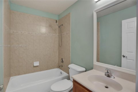 Townhouse in Tamarac, Florida 3 bedrooms, 131.74 sq.m. № 1994246 - photo 17