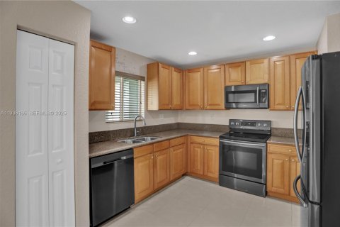 Townhouse in Tamarac, Florida 3 bedrooms, 131.74 sq.m. № 1994246 - photo 2