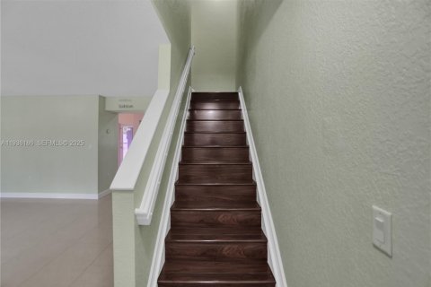 Townhouse in Tamarac, Florida 3 bedrooms, 131.74 sq.m. № 1994246 - photo 10